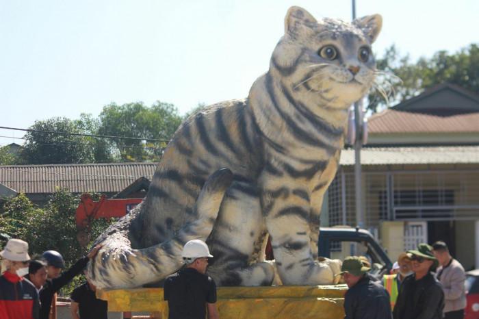 Vietnam's creation of a cat mascot to welcome the new year attracted a large number of visitors who came to admire it