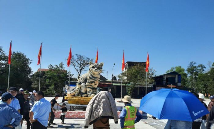 Vietnam's creation of a cat mascot to welcome the new year attracted a large number of visitors who came to admire it