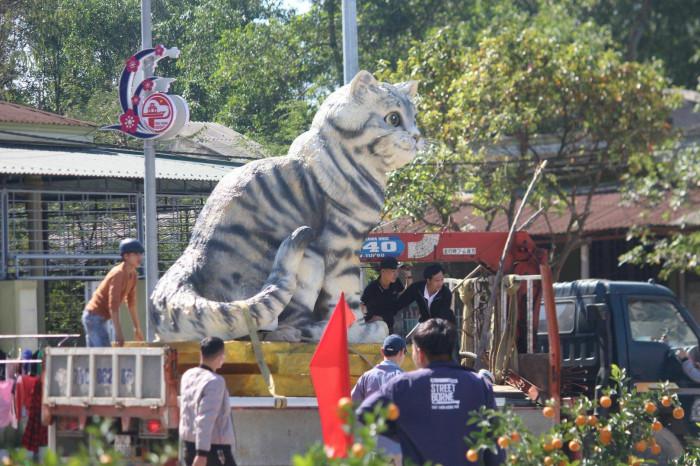 Vietnam's creation of a cat mascot to welcome the new year attracted a large number of visitors who came to admire it