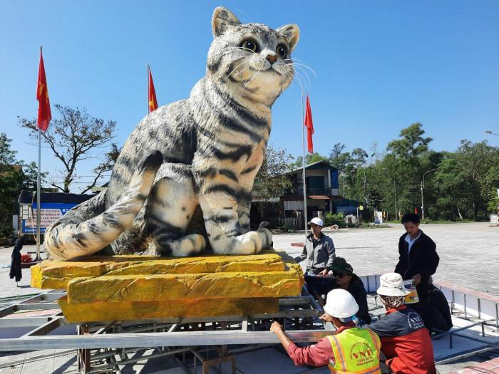 Vietnam's creation of a cat mascot to welcome the new year attracted a large number of visitors who came to admire it