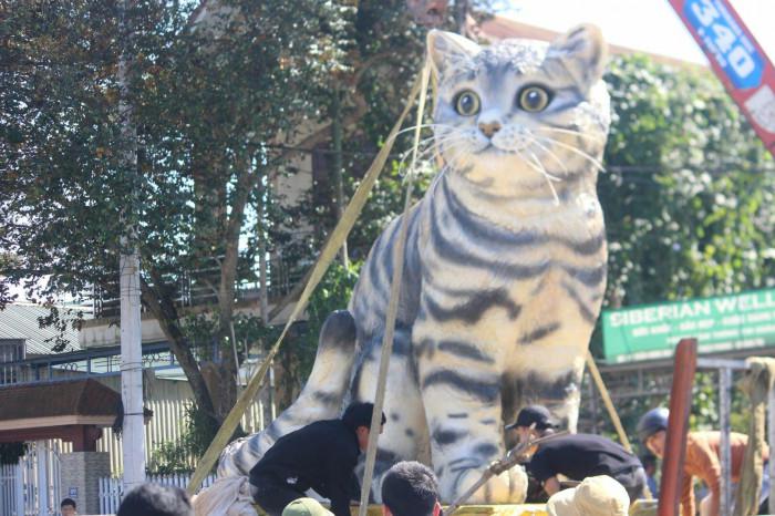 Vietnam's creation of a cat mascot to welcome the new year attracted a large number of visitors who came to admire it