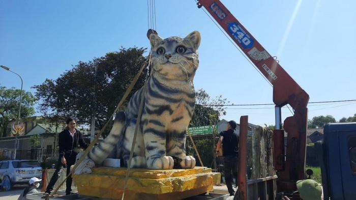 Vietnam's creation of a cat mascot to welcome the new year attracted a large number of visitors who came to admire it