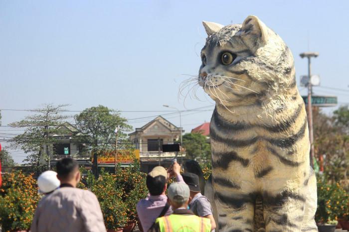 Vietnam's creation of a cat mascot to welcome the new year attracted a large number of visitors who came to admire it