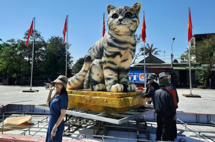 Vietnam's creation of a cat mascot to welcome the new year attracted a large number of visitors who came to admire it