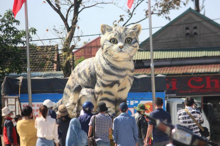 Vietnam's creation of a cat mascot to welcome the new year attracted a large number of visitors who came to admire it