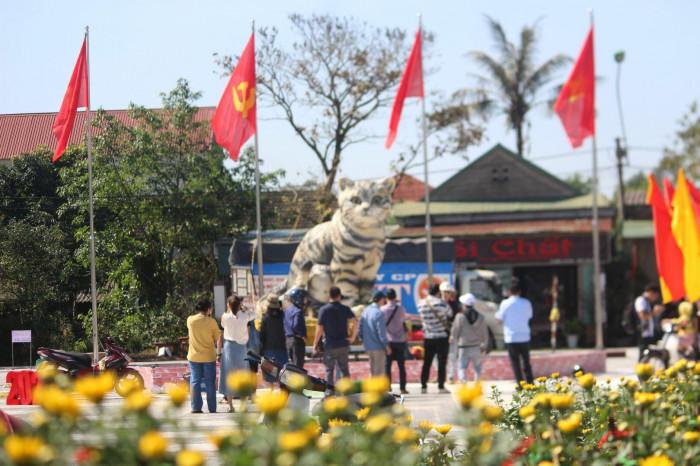 Vietnam's creation of a cat mascot to welcome the new year attracted a large number of visitors who came to admire it