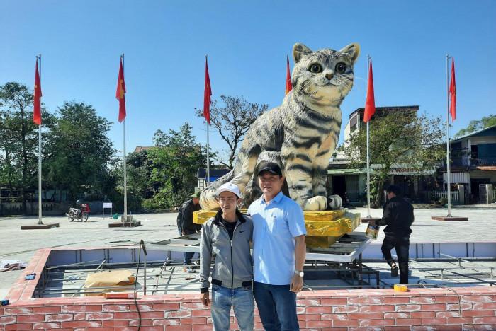 Vietnam's creation of a cat mascot to welcome the new year attracted a large number of visitors who came to admire it