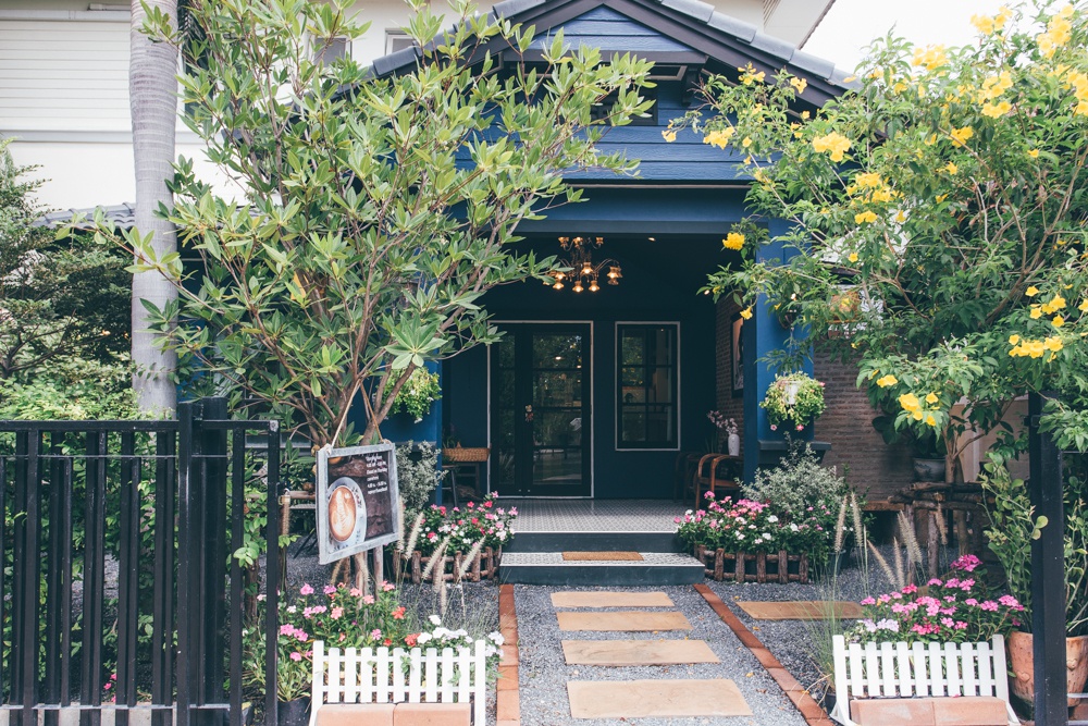 Make a Great First Impression with These 35 Front Entryway Landscaping Ideas