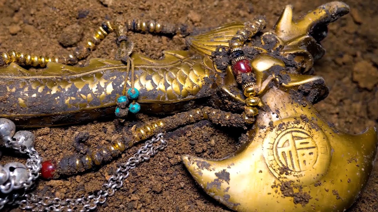 The Golden Axe: A Mesmerizing Millennium-Old Treasure Revealed! - movingworl.com