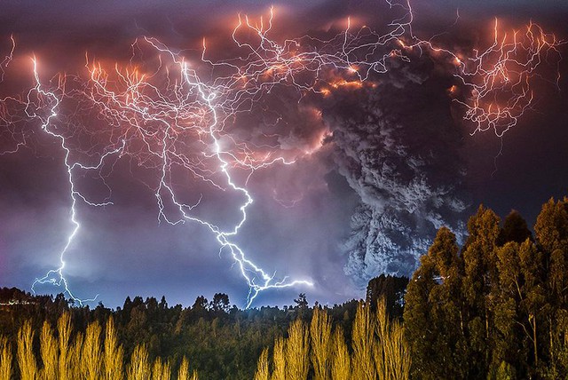 UnƄelievaƄle Ƅeauty when lightning hits the vσlcanσ - Nano Machine News