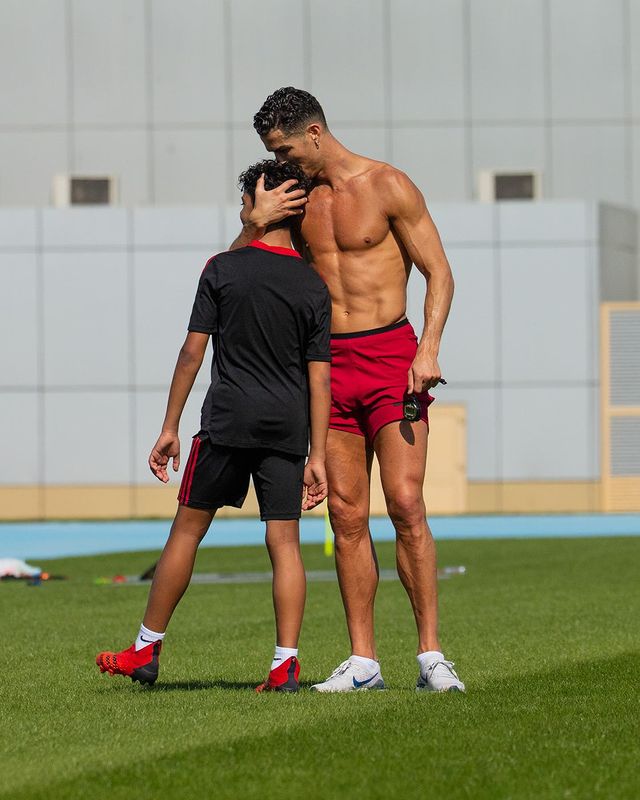 rr Despite his son having amassed millions of dollars in earnings, Cristiano Ronaldo remains firm in his decision not to permit the use of a phone. - LifeAnimal