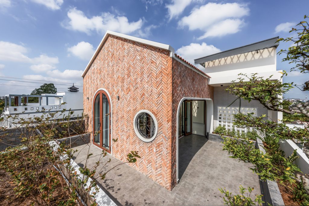 “3 Become 1 House” Gable Roof House. Renovating From 3 Old Houses Into One - Olym News