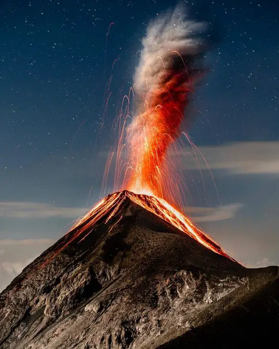 Unveılıng the Majestƴ and Power of Volcanoes -