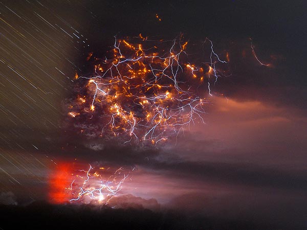 UnƄelievaƄle Ƅeauty when lightning hits the vσlcanσ - Nano Machine News