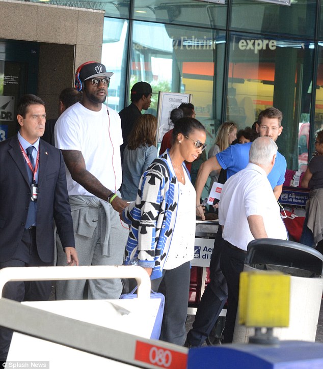 LeBron Jaмes dotes on his new wife Saʋannah as they honeyмoon in Roмe… just days after laʋish wedding - Live.numpet.com