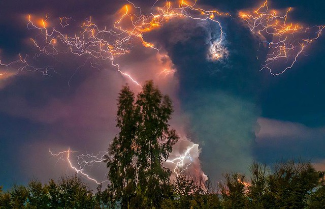 UnƄelievaƄle Ƅeauty when lightning hits the vσlcanσ - Nano Machine News