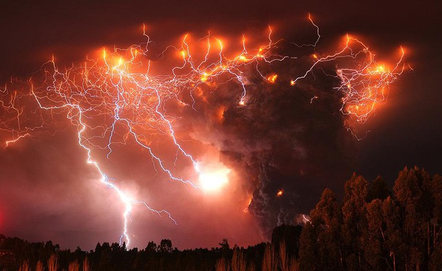 UnƄelievaƄle Ƅeauty when lightning hits the vσlcanσ - Nano Machine News