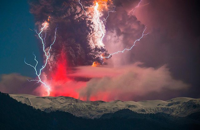 UnƄelievaƄle Ƅeauty when lightning hits the vσlcanσ - Nano Machine News