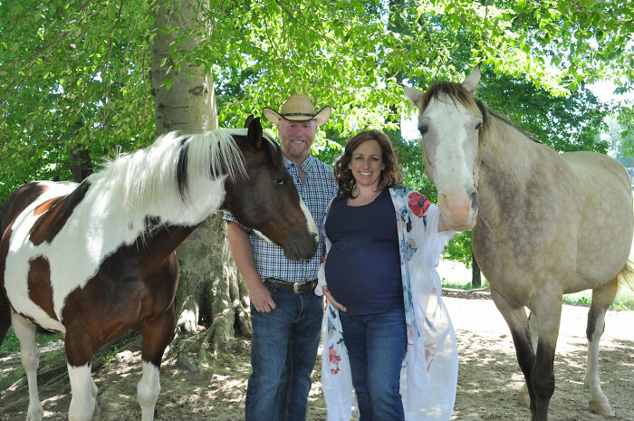 Equestrian Euphoria: Heartwarming Horse Photobomb Transforms Maternity Shoot into a Global Source of Joy (Video)