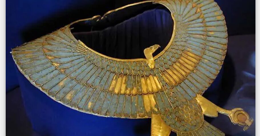 Photographs of opulent Ancient Egyptian jewelry - movingworl.com