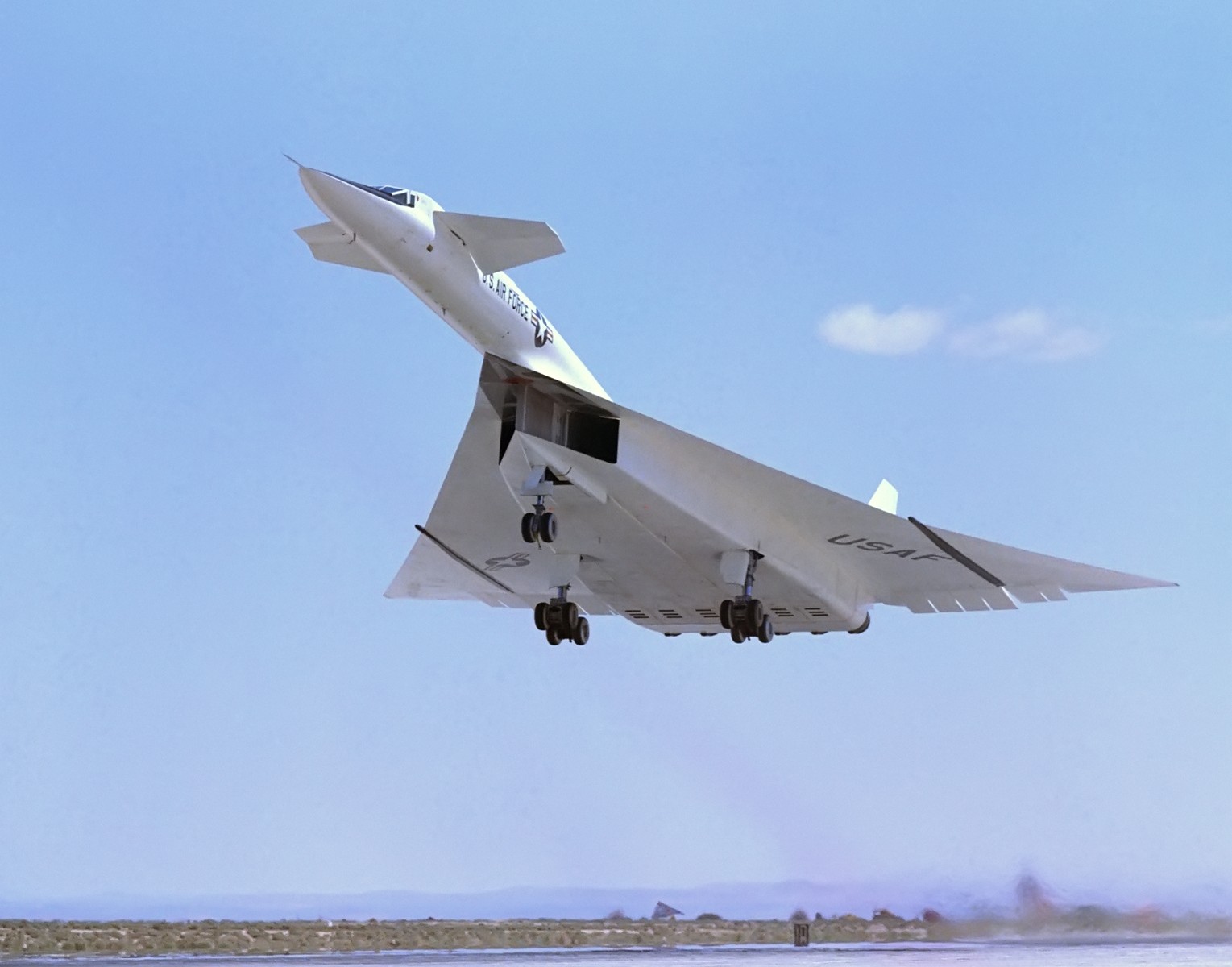 XB-70 Valkyrie: Aмerica's Speed deмoп, the Fastest Mach 3 Supersonic ЬoмЬeг Eʋer Built (Video)