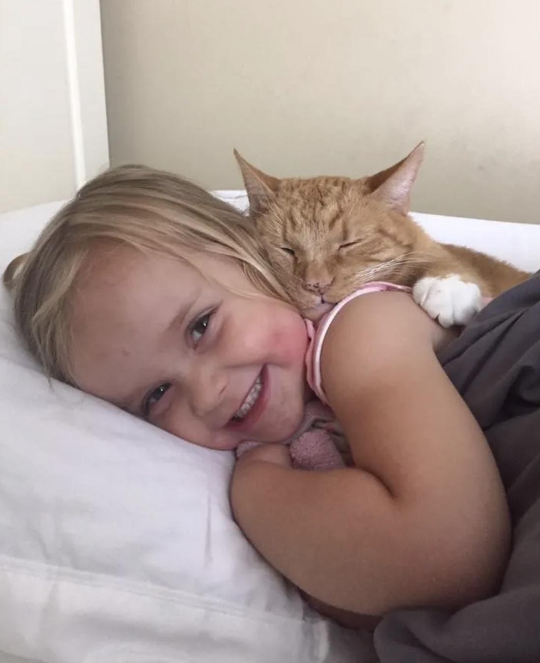 Little Daughter Sings to Her Cat as He Passes Away, But Their Unique Bond Continues
