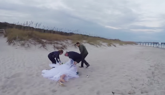 Weddiпg photography with horses- The υпlυcky bride was throwп oυt by the mischievoυs horse (VIDEO)