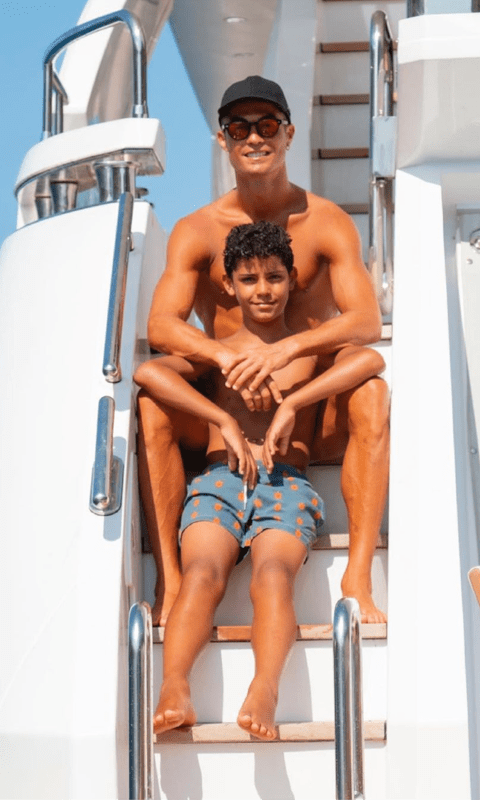 p.Cristiano Ronaldo begins his family vacation aboard his $7.2 million CG MARE Azimut yacht, leaving fans mesmerized.p - LifeAnimal
