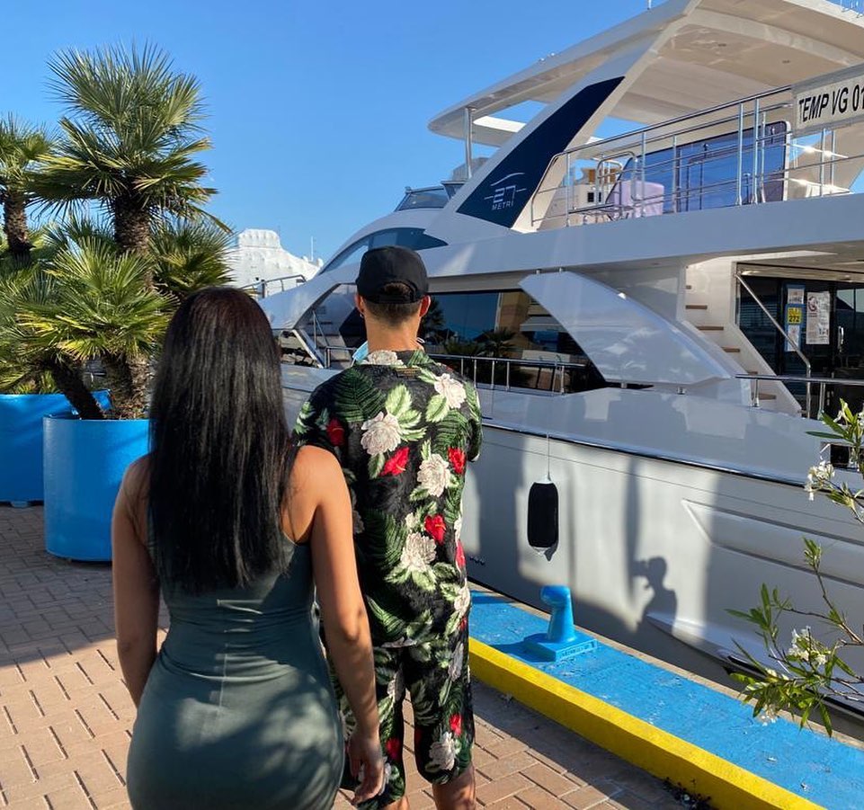 p.Cristiano Ronaldo begins his family vacation aboard his $7.2 million CG MARE Azimut yacht, leaving fans mesmerized.p - LifeAnimal