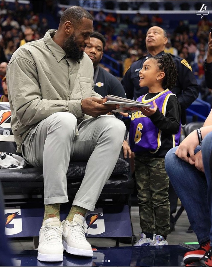 Camera Captures The Moment Lebron James Has Fun With His Family During The Transfer Season And Which Team Will Lebron James Join After The Nba Transfer Season?