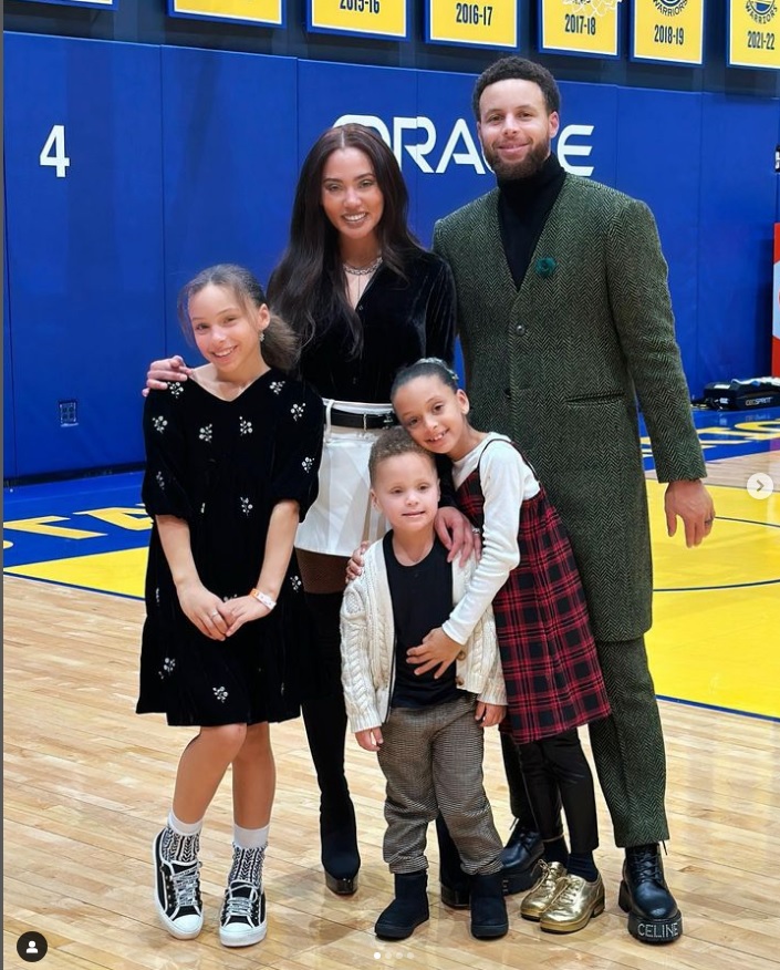 The Camera Captured Beautiful Moments Of Happy Stephen Curry With His Family On The Island Of Hawai, Making The Online Community Jealous - Car Magazine TV