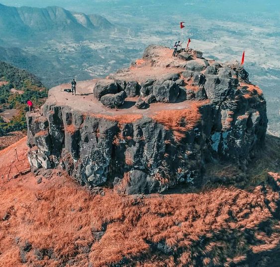 Discover Sri Lanka's natural beauties by traveling to the beautiful Danigala Circular Rock. - Mnews
