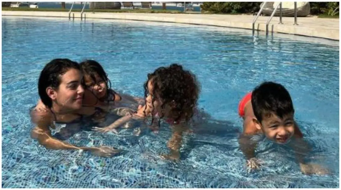 p.Currently, C.Ronaldo is enjoying a fun moment by the pool with his girlfriend Georgina Rodriguez and children after a successful season that makes fans excited.p - LifeAnimal