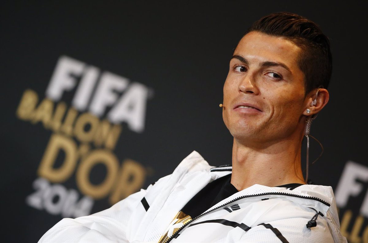 k.By giving Cristiano Ronaldo “the Golden Camel,” haters mock him.k - LifeAnimal