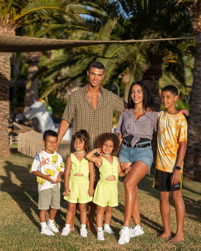 p. Cɾιstiano Ronaldo spent the weekend with his family at the famous beach that made fans go crazy.p - LifeAnimal