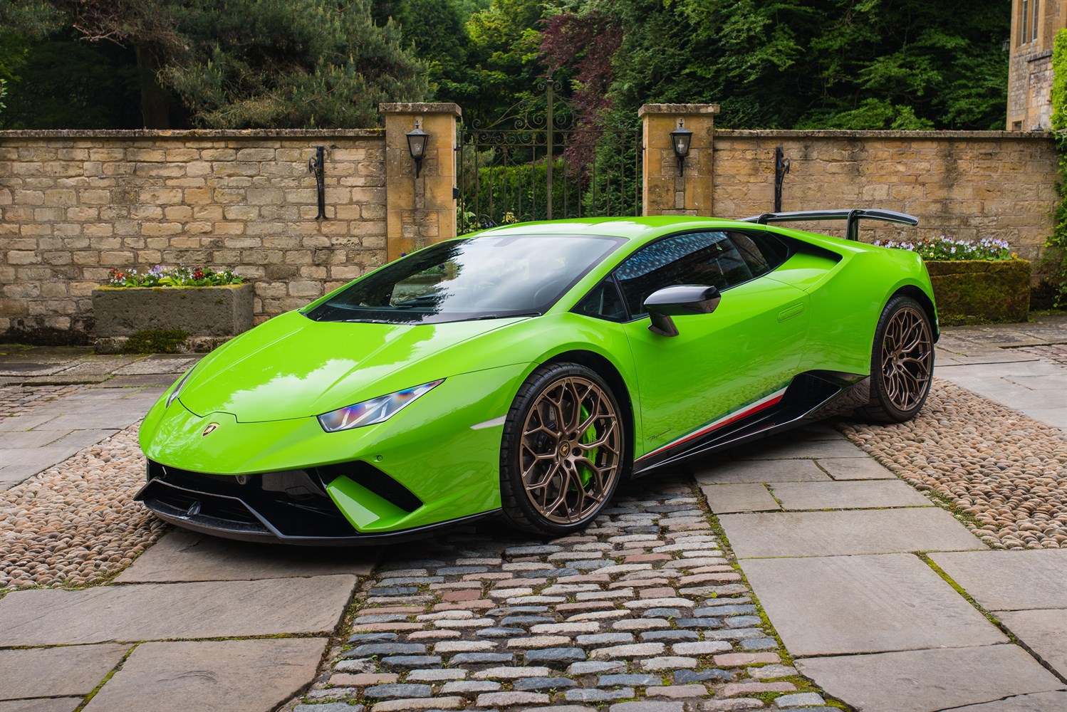 Raw Power Personified: Meet the Lamborghini Huracan Performante LP640-4 - VGO News