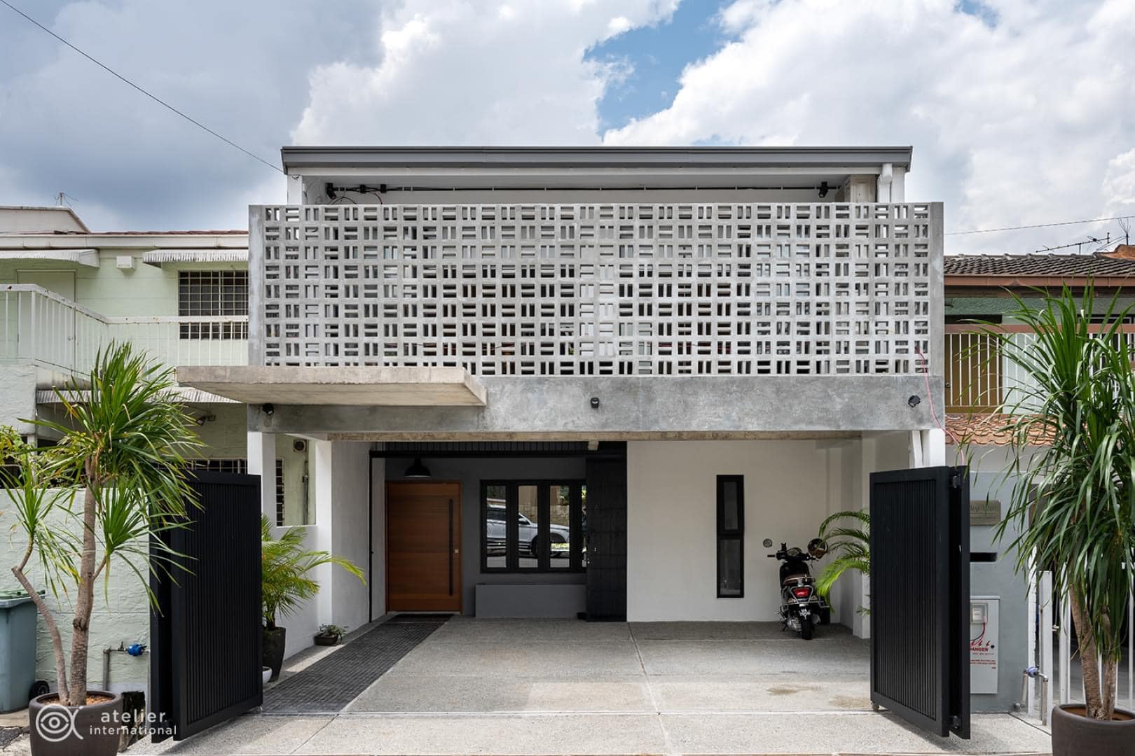 Renovated Townhouse. Elegant Yet Simple, A Skylight Creating A Green Area. - Olym News