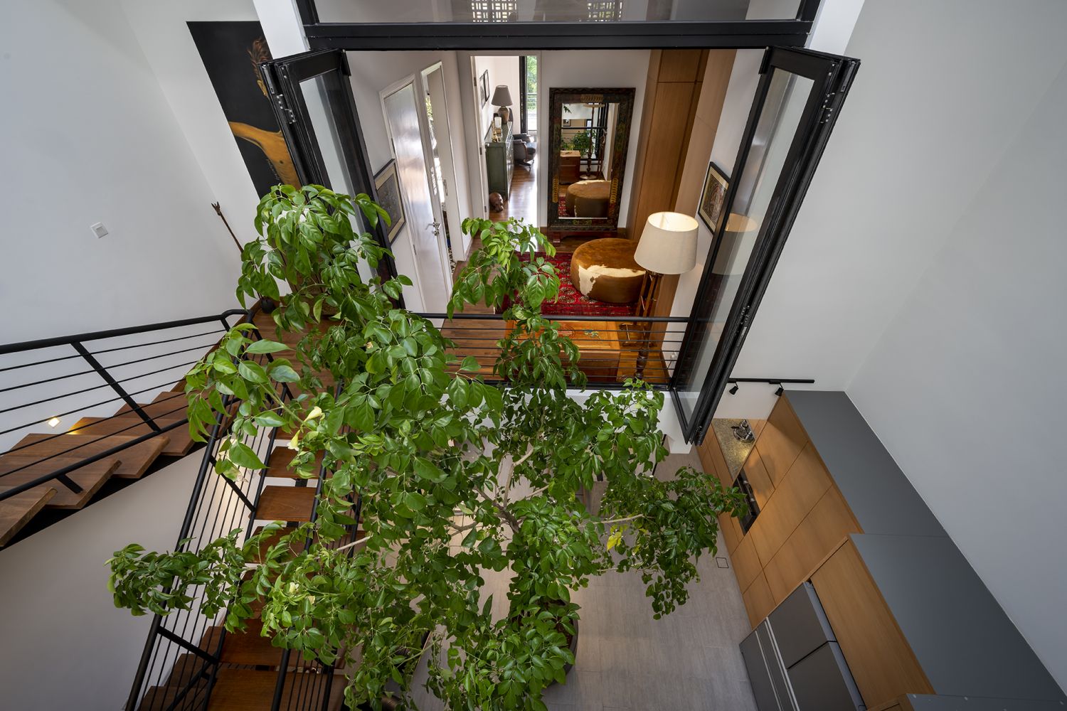 Renovated Townhouse. Elegant Yet Simple, A Skylight Creating A Green Area. - Olym News