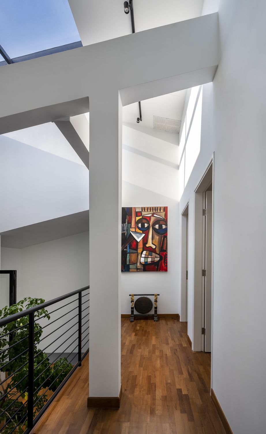 Renovated Townhouse. Elegant Yet Simple, A Skylight Creating A Green Area. - Olym News