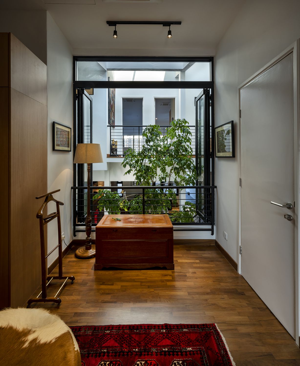 Renovated Townhouse. Elegant Yet Simple, A Skylight Creating A Green Area. - Olym News