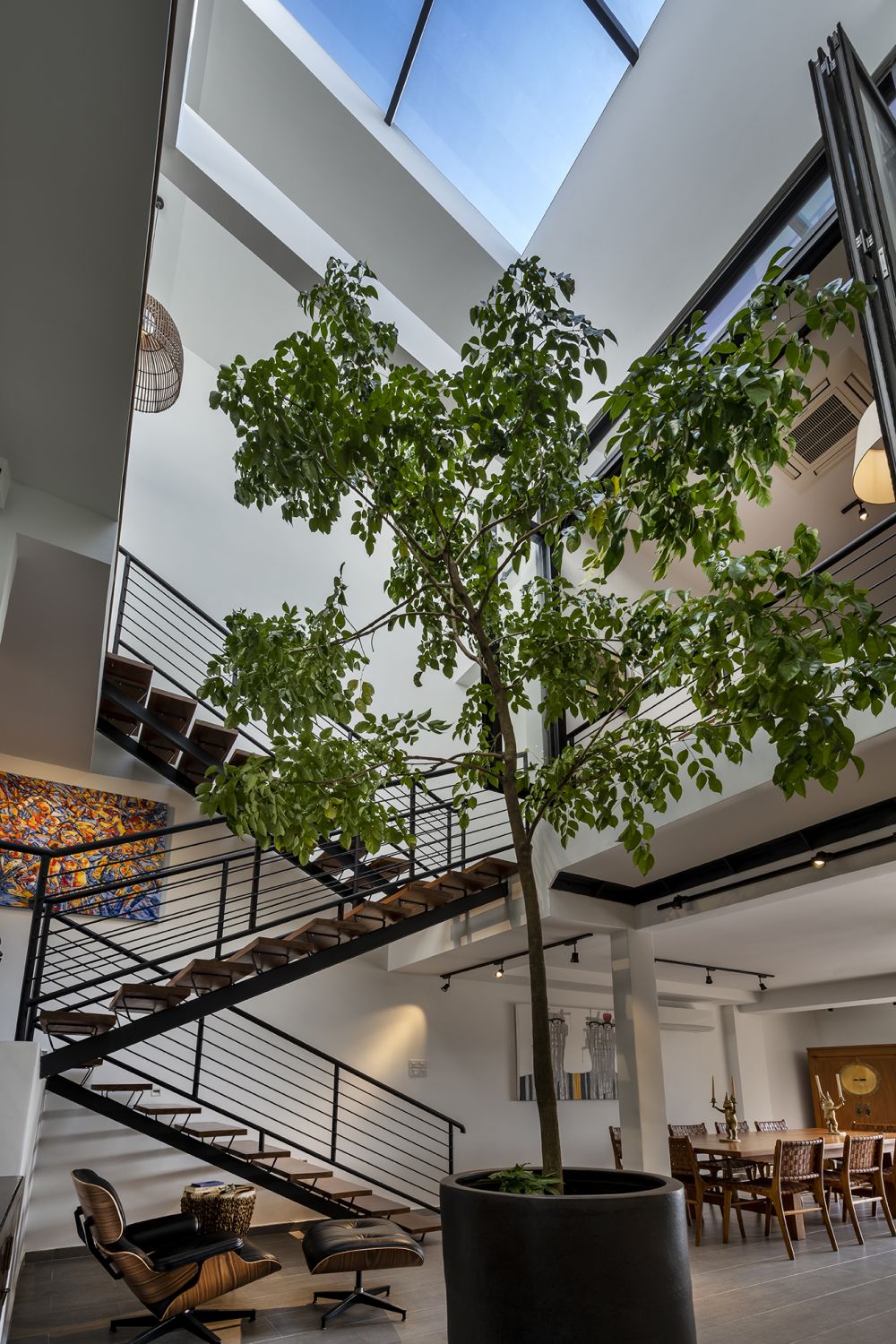 Renovated Townhouse. Elegant Yet Simple, A Skylight Creating A Green Area. - Olym News