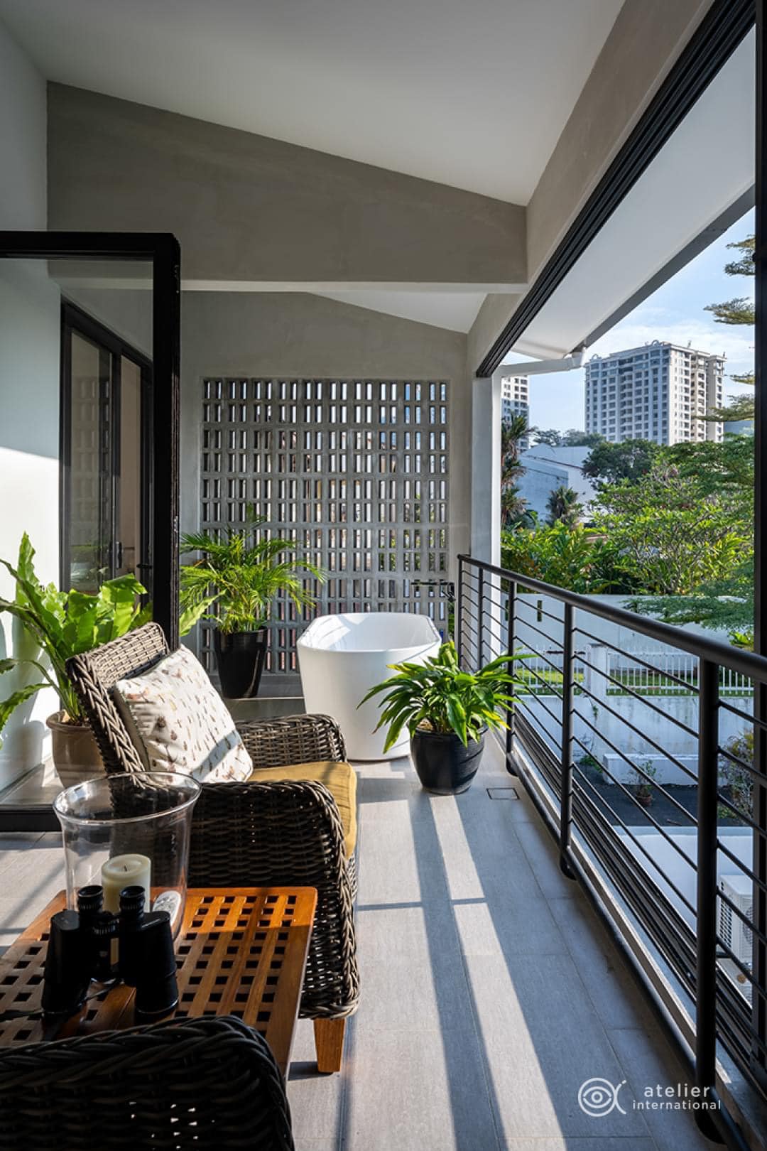 Renovated Townhouse. Elegant Yet Simple, A Skylight Creating A Green Area. - Olym News