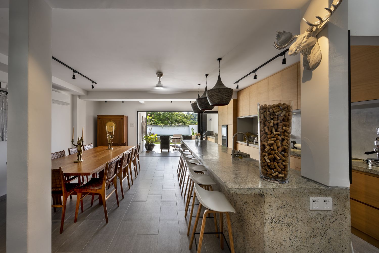 Renovated Townhouse. Elegant Yet Simple, A Skylight Creating A Green Area. - Olym News