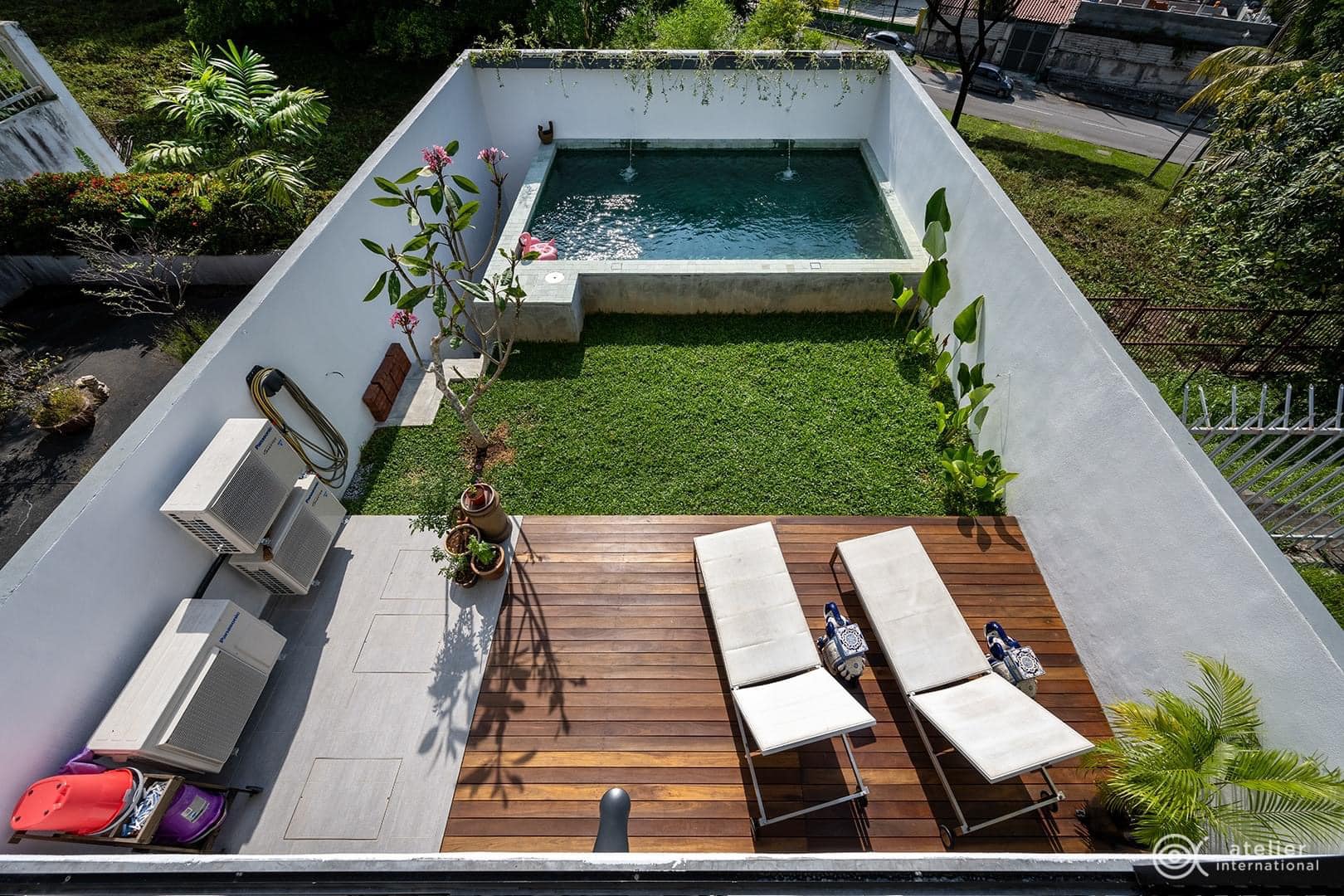 Renovated Townhouse. Elegant Yet Simple, A Skylight Creating A Green Area. - Olym News