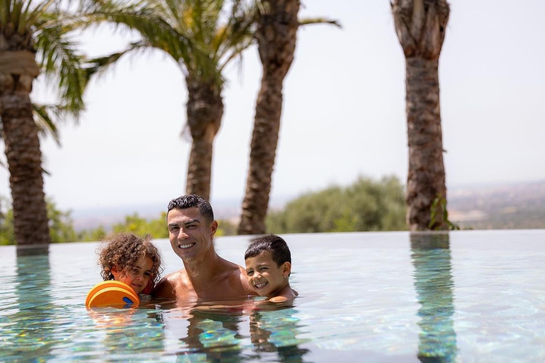 p. Cɾιstiano Ronaldo spent the weekend with his family at the famous beach that made fans go crazy.p - LifeAnimal