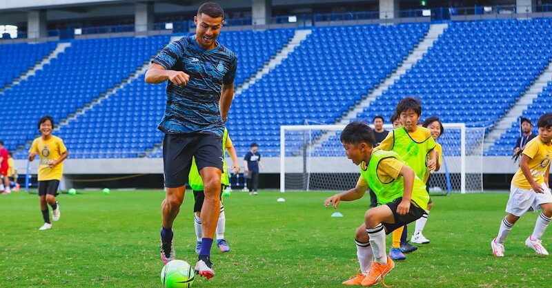 "Cristiano Ronaldo Joins Playful Game with Children During Al Nassr's Pre-Season Tour in Japan