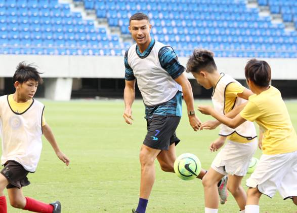 "Cristiano Ronaldo Joins Playful Game with Children During Al Nassr's Pre-Season Tour in Japan