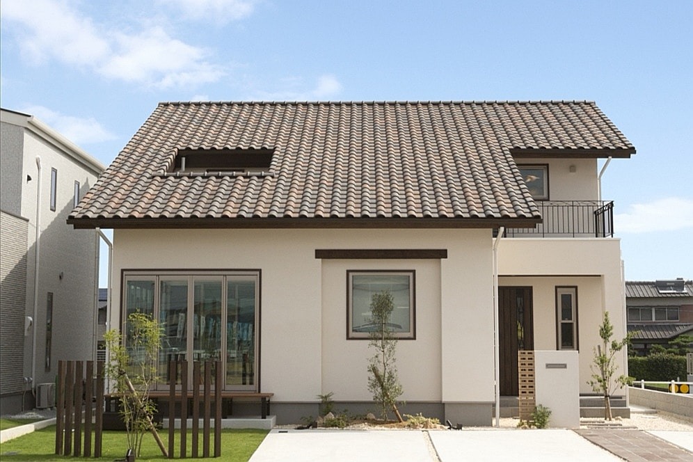 Small and Warm House with Semi-outdoor Living Room