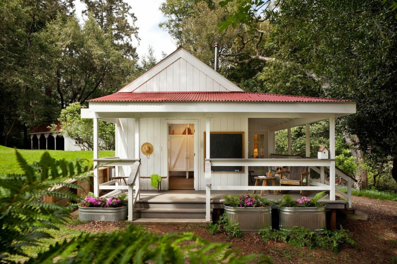 This cute little summer cottage in California will make you smile