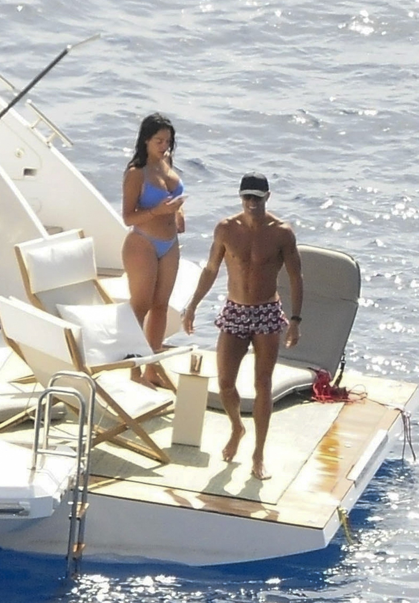 p.Currently, C.Ronaldo is enjoying a fun moment by the pool with his girlfriend Georgina Rodriguez and children after a successful season that makes fans excited.p - LifeAnimal